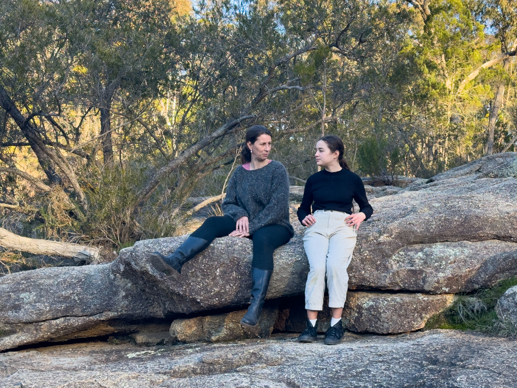 Mit unserer Gastfamilie unterwegs: Iris und Alba im Chiltern-Mount-Pilot-Nationalpark