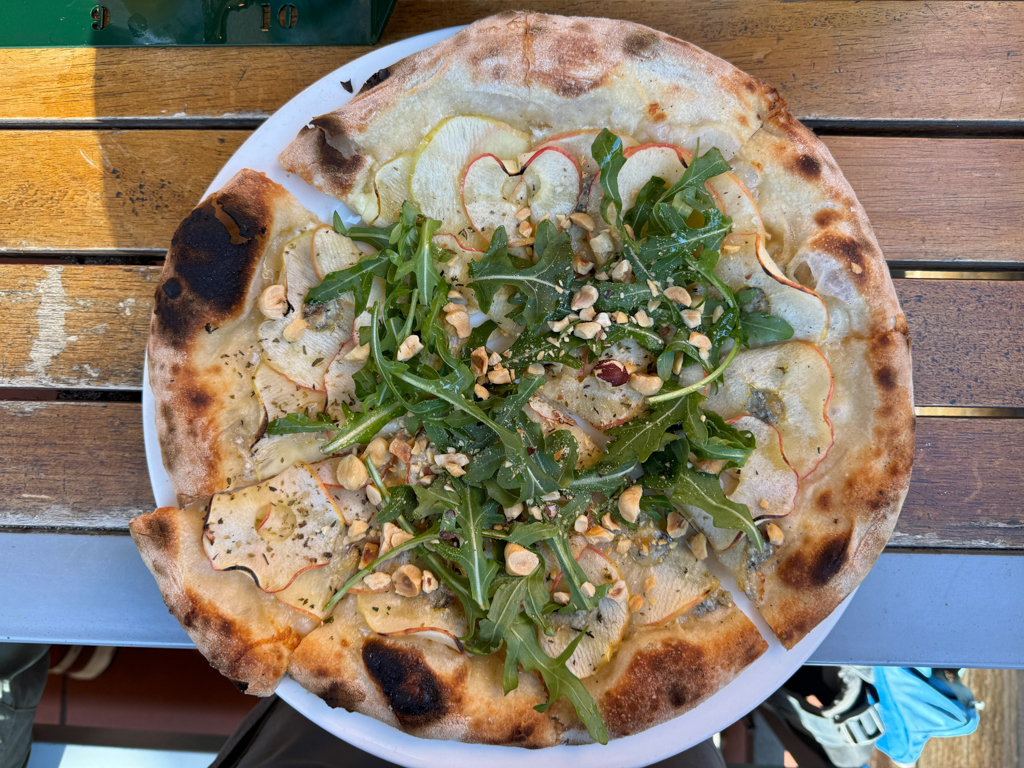 Zum Bier eine zünftige Pizza