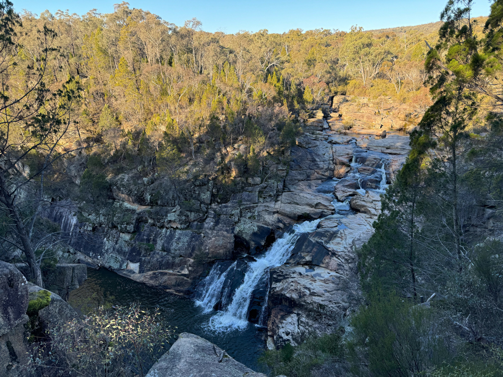 Mit unserer Gastfamilie unterwegs: der malerische Wasserfall im Chiltern-Mount-Pilot-Nationalpark