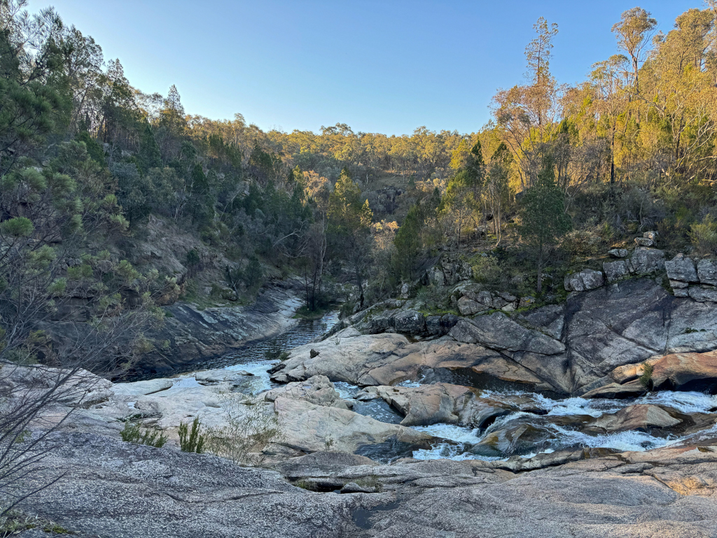 Mit unserer Gastfamilie unterwegs: der malerische Wasserfall im Chiltern-Mount-Pilot-Nationalpark