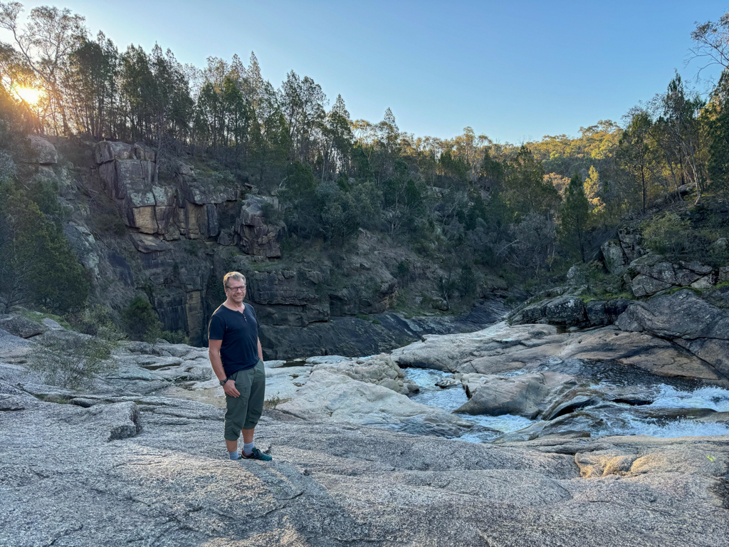 Jo vor dem malerischen Wasserfall im Chiltern-Mount-Pilot-Nationalpark