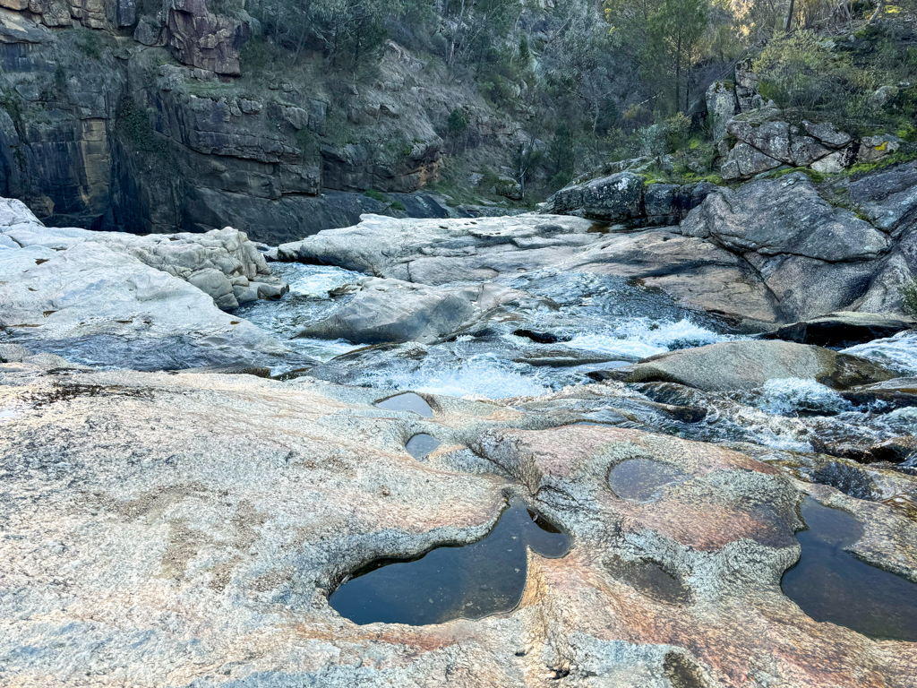 der malerisch dahin fliessende kleine Wasserfall im Chiltern-Mount-Pilot-Nationalpark