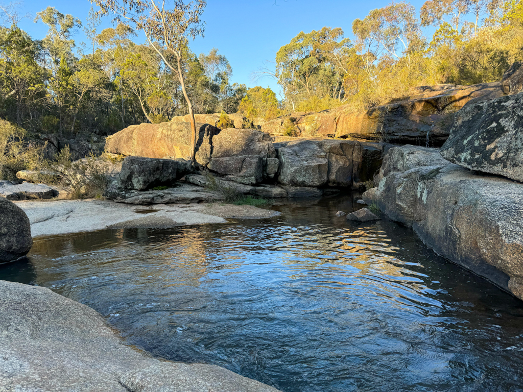 einer der vielen Pools im kleinen Wasserfall im Chiltern-Mount-Pilot-Nationalpark