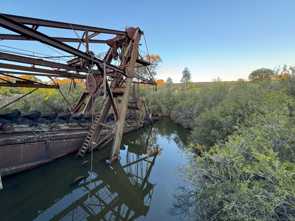 Eine alte Dredge zur Goldgewinnung wie wir sie aus Chicken, Alaska schon kennen
