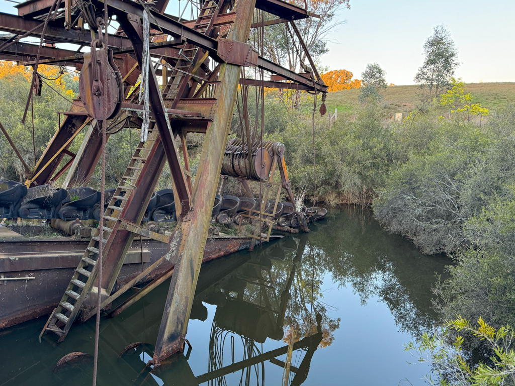 Eine alte Dredge zur Goldgewinnung wie wir sie aus Chicken, Alaska schon kennen