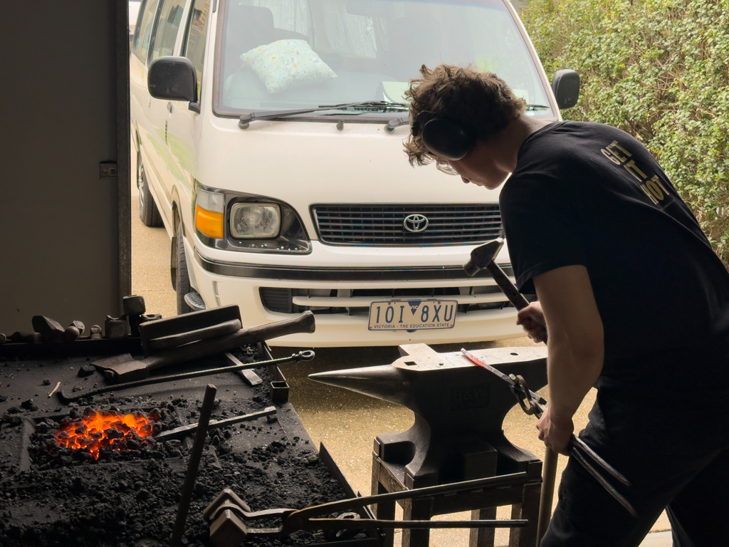 Nahaufnahme: Milo der Schmied. Vor seiner Esse in der heimischen Garage schmiedet sich ein eigenes Arbeitsgerät