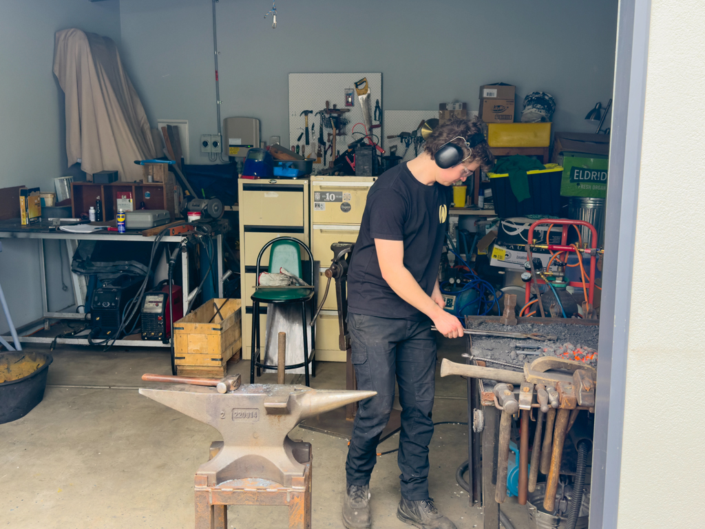 Milos Schmiedewerkstatt in der heimischen Garage. Er hat alles was er braucht