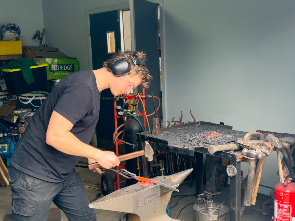 Milo der Schmied. Vor seiner Esse in der heimischen Garage schmiedet sich ein eigenes Arbeitsgerät