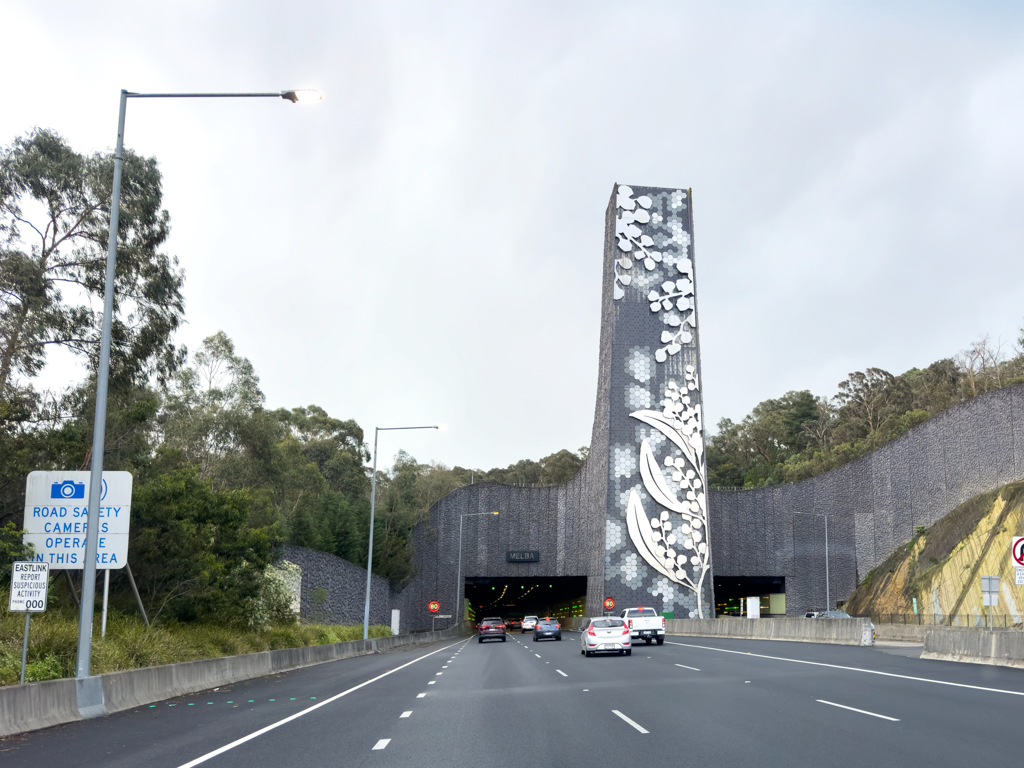 Tunneleinfahrt auf einem der vielen Highways rund um Melbourne