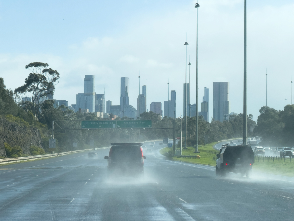 Rund um Melbourne: Die Highways dampfen nach dem Regen, Gischt kommt mit dem Autos hoch...