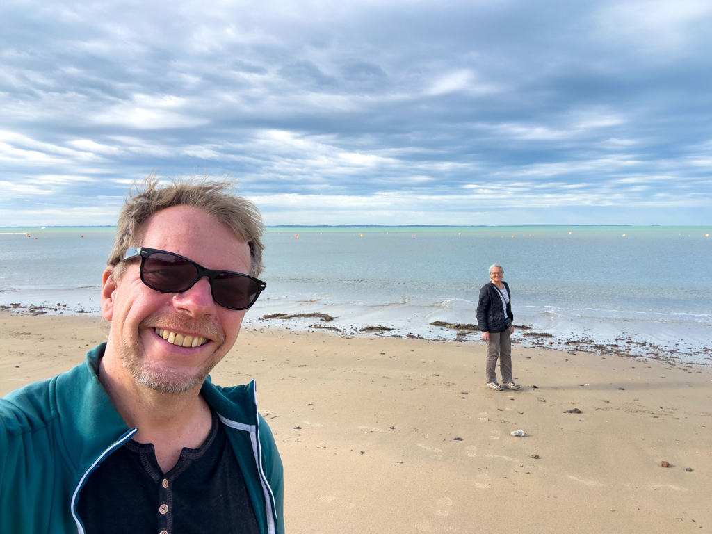 Strandspaziergang im Sonnenschein