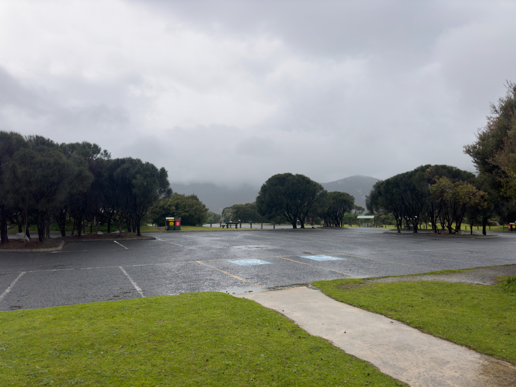 Ein menschenleerer Besucherparkplatz beim Tidal River im "Prom", Wilsons Promontory National Park