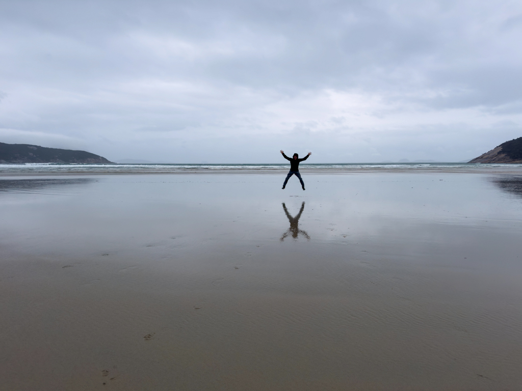 Jo springt am Strand beim Tidal River im "Prom", Wilsons Promontory National Park