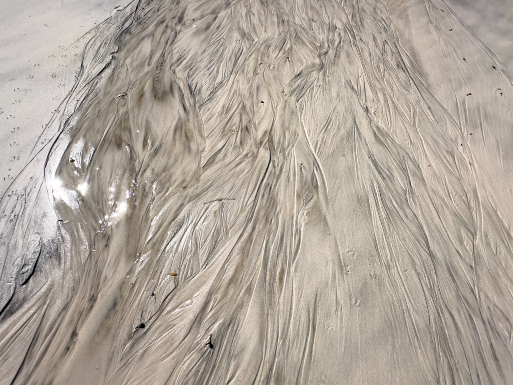 Spuren eines Wasserlaufs, der sich ins Meer ergiesst