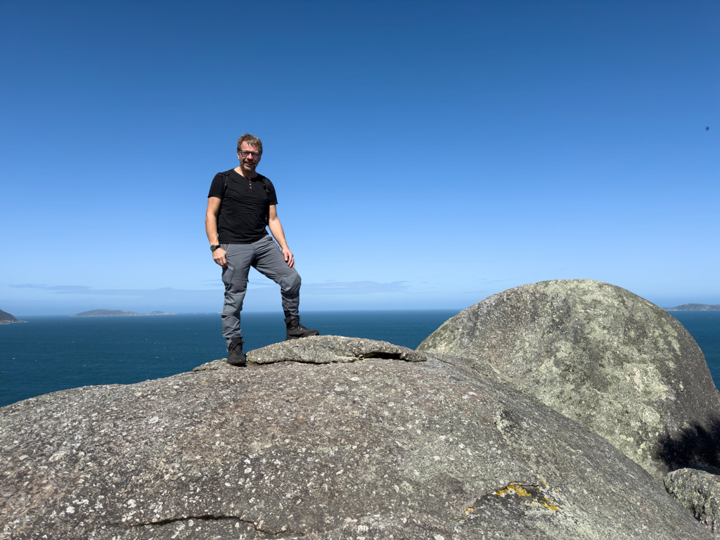 Jo posiert auf dem Pillar Point Lookout, Wilsons Promontory N.P.