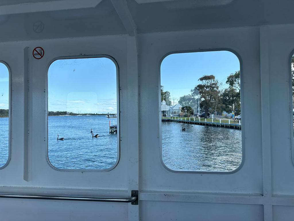 Auf der 4 Min. kurzen Fähre von Paynesville zur Raymond Island