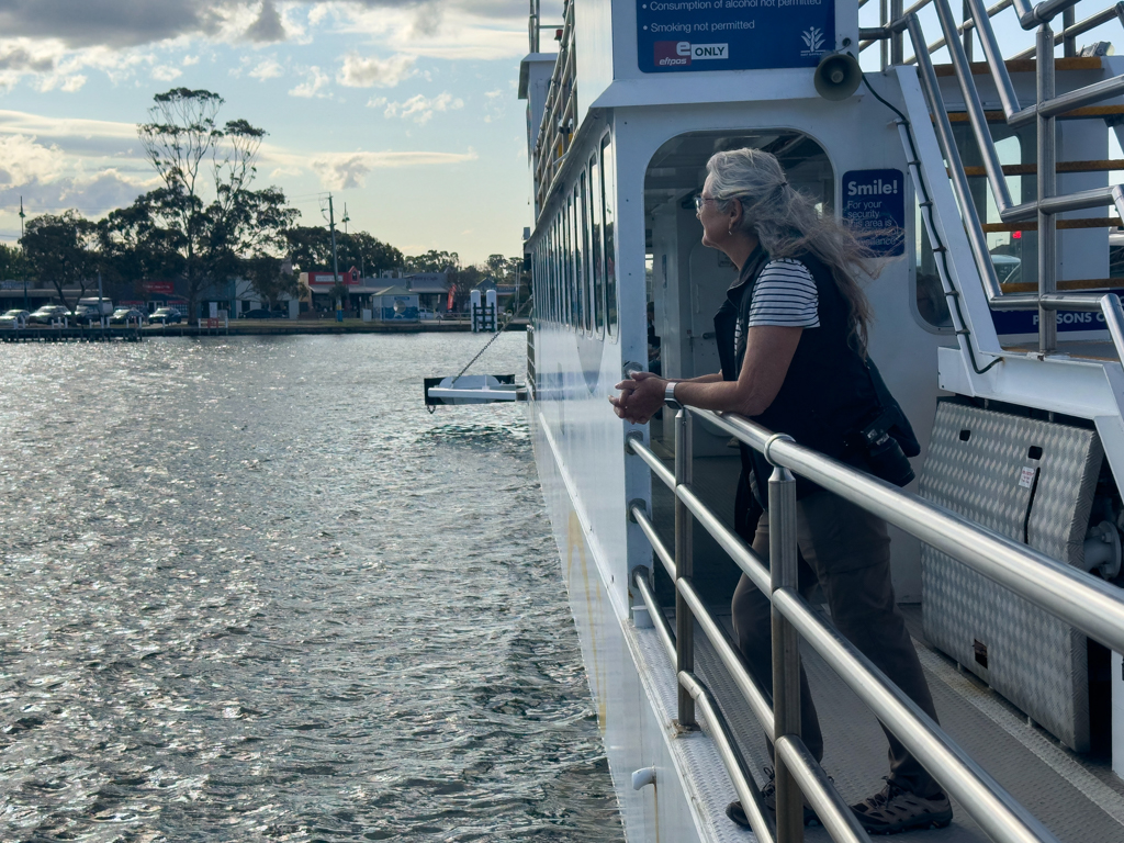 Ma auf der Fähre von Paynesville zur Raymond Island