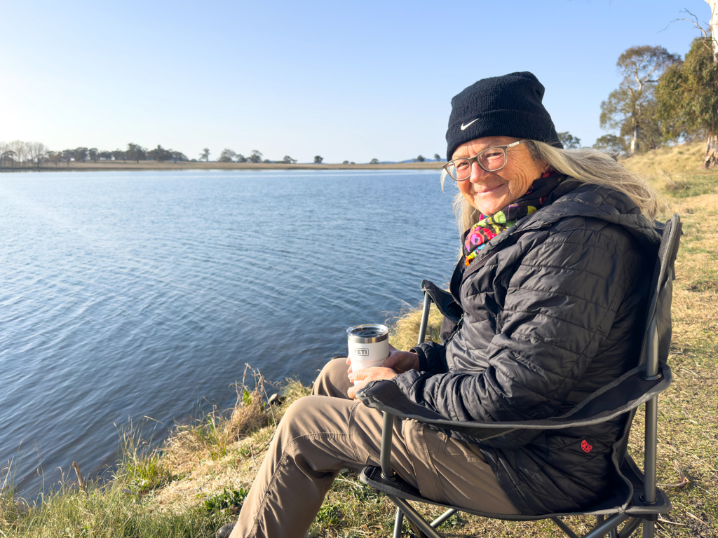 In der Morgensonne: Ma freut sich nach der kalten Nacht am Black Lake auf ihren heissen Kaffee.