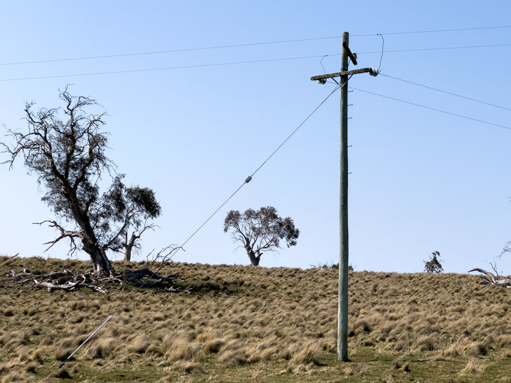 Ein einsamer Strommast sturmgesichert