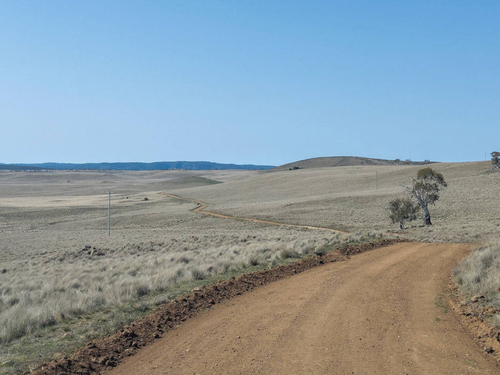 Die Peak Road schlängelt sich durch die trockene und karge Landschaft