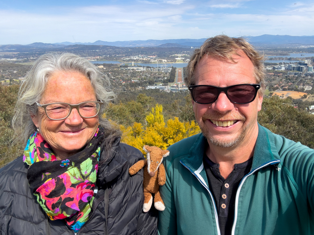 Mo mit JoMa geniessen die schöne Aussicht vom Mount Ainslie auf Canberra