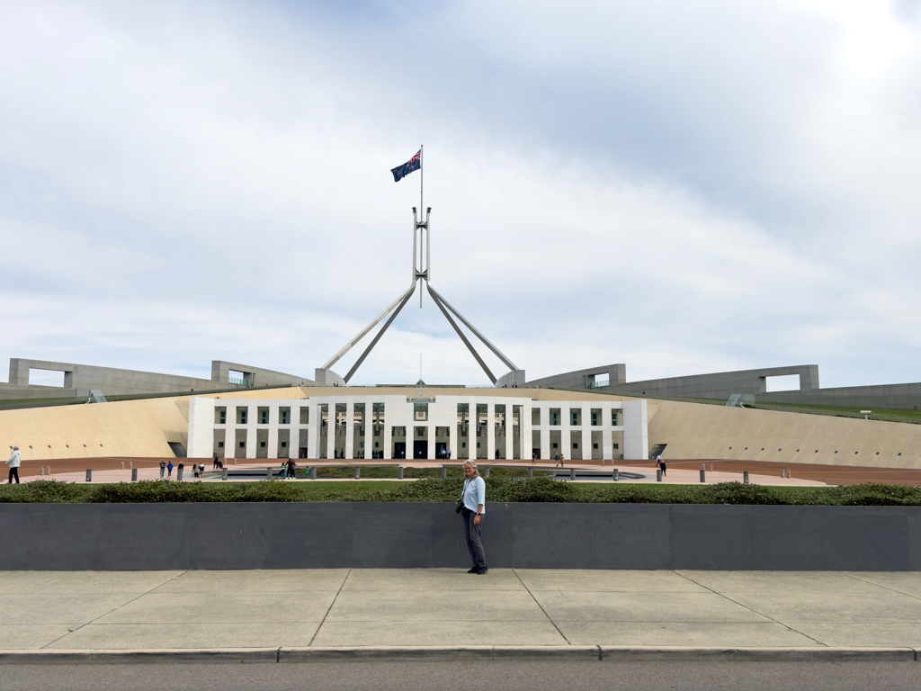 Ma vor dem Parlamentsgebäude in Canberra