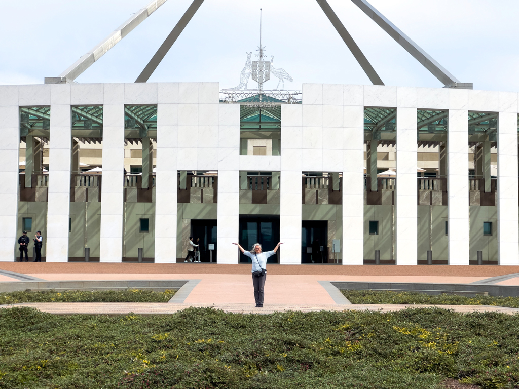 Ma vor dem Parlamentsgebäude in Canberra