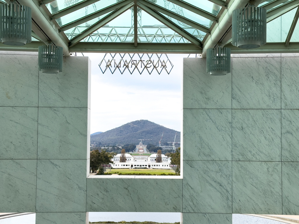 Aussicht aus dem australischen Parlamentsgebäude in Canberra zum Mt. Ainslie