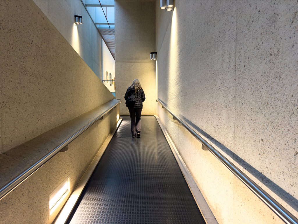 Ma im Aufgang von der Cafeteria, National Art Gallery, Canberra