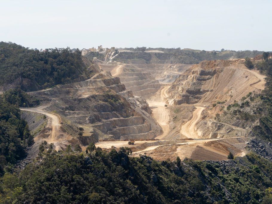 Aussicht vom Bungonia Lookdown auf den Kalk-Tagebau auf der gegenüberliegenden Seite des Tals