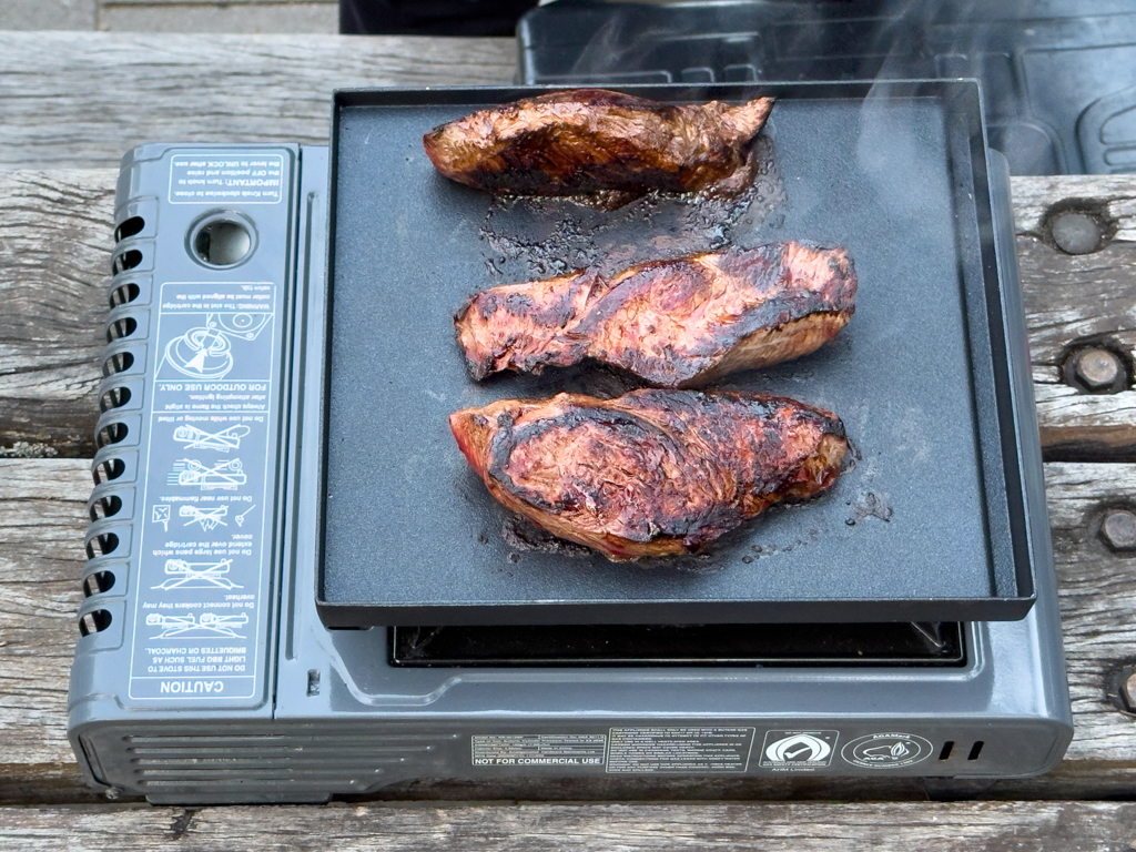 Jo brötelt Känguru Steaks auf dem Grill