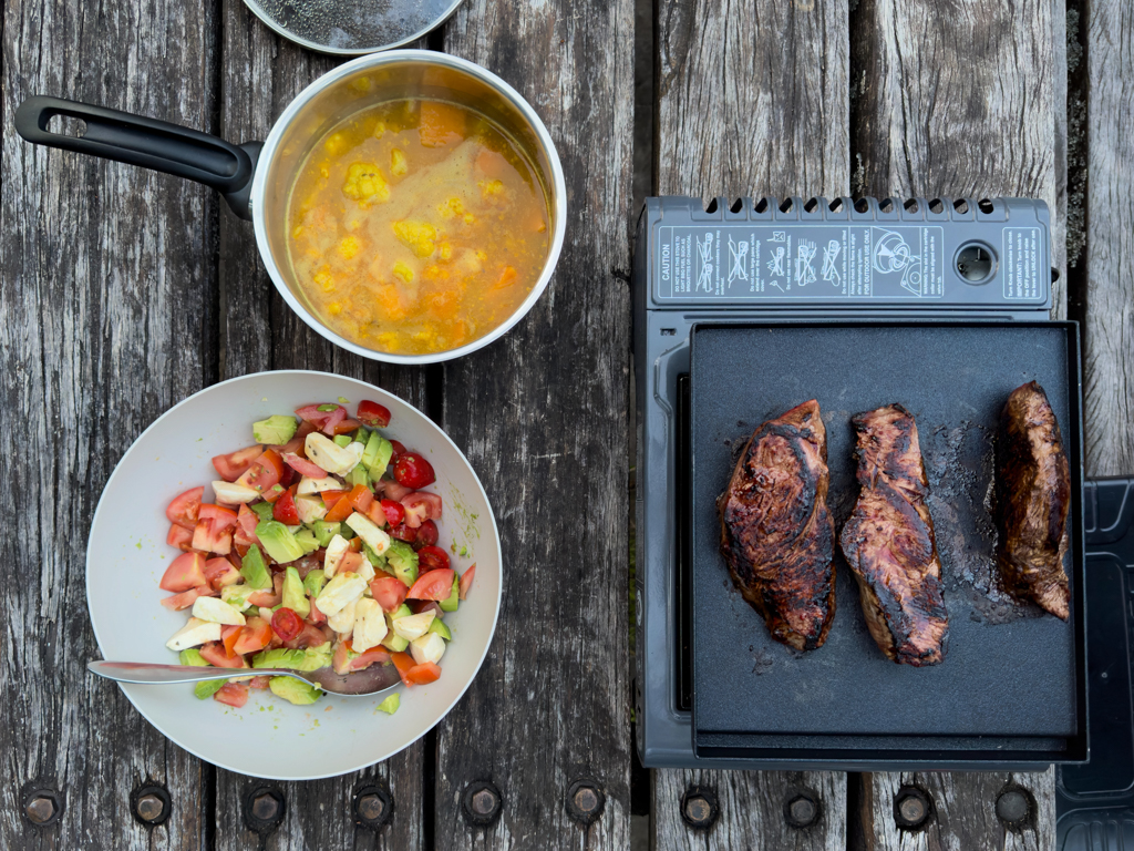 Speisekarte zum Znacht: Känguru Steaks, Salat und Curry-Reste