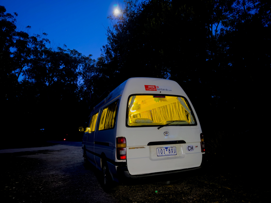 Strahlend hell erleuchtete Eneli in der Nacht; nur der Vollmond am Himmel scheint noch heller herab