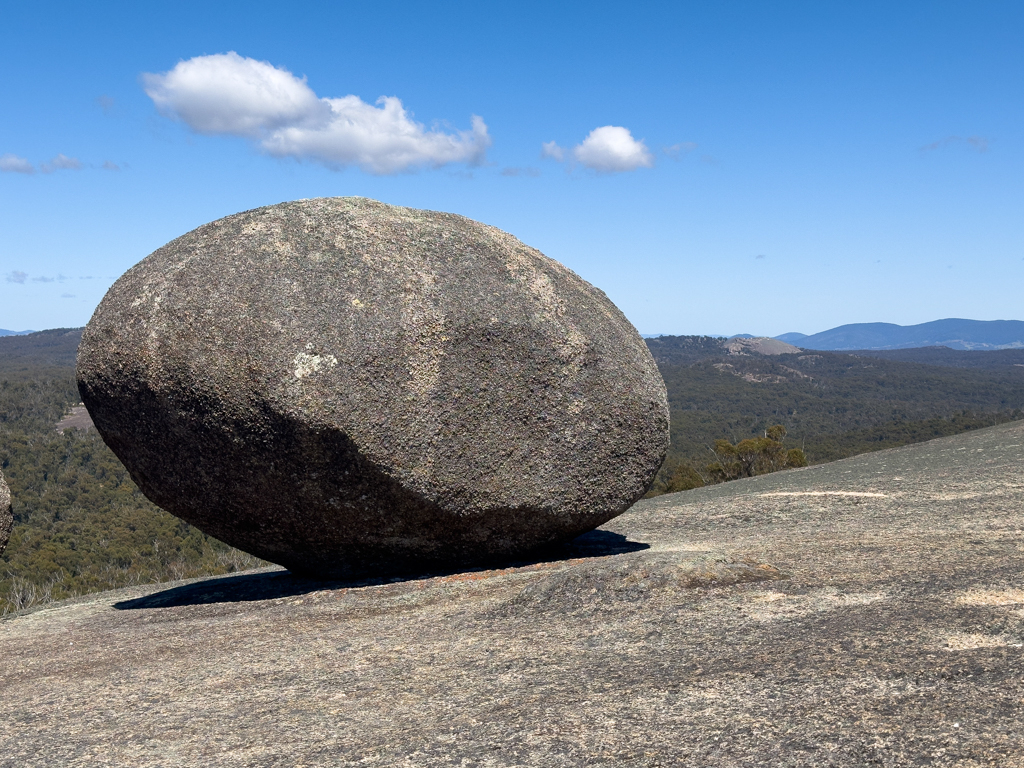 Einer der grossen runden Felsen auf der Kuppe des Bald Rock