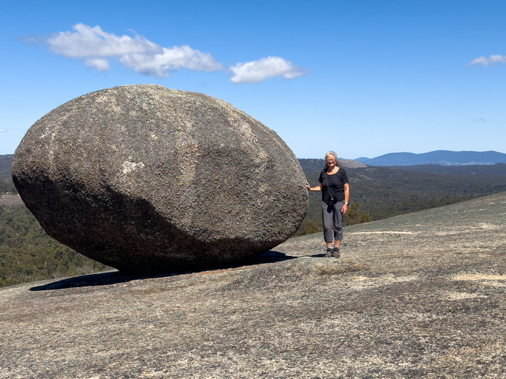 Ma an einem der runden Felsen oben auf der Kuppe des Bald Rocks