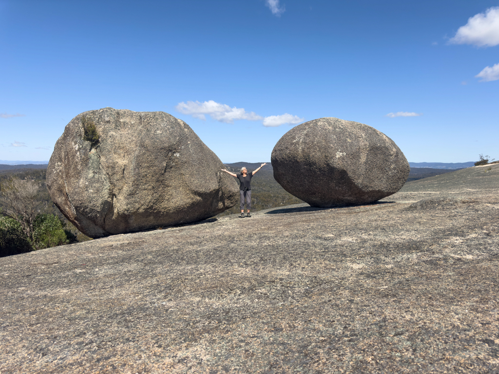 Ma zwischen 2 Felsen oben auf der Kuppe des Bald Rocks