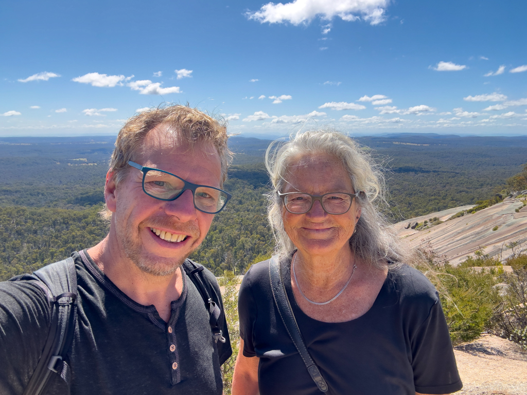 Selfie: JoMa auf der Kuppe des Bald Rocks mit grüner Ebene im Hintergrund