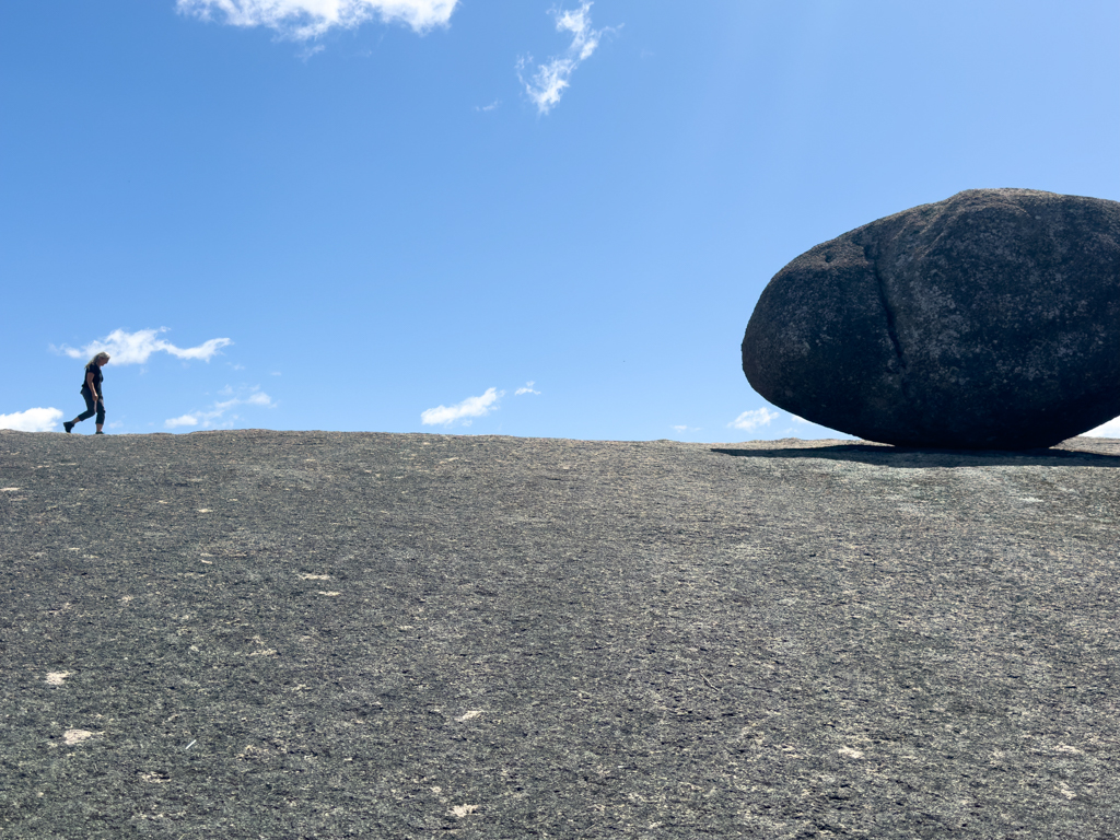 Ma wandert vor blauem Himmel gedankenverloren oben auf der Kuppe des Bald Rocks