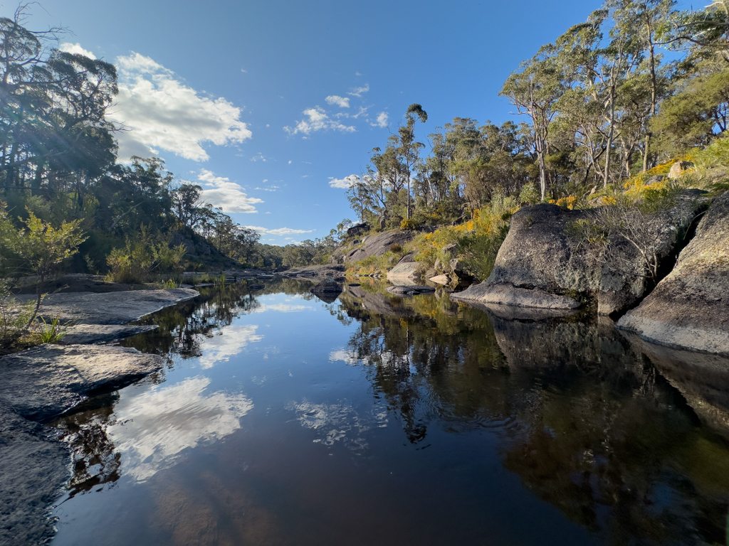 Ein Teil des ruhigen Boonoo Boonoo Rivers in der Nähe des Campgrounds