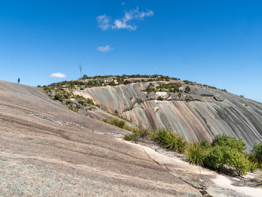 Die Kuppe des Bald Rocks mit ihrer eigenen Gesteinsstruktur - am Horizont links der kleine Jo