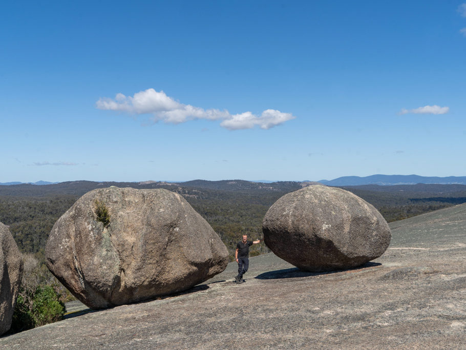 Jo zwischen 2 Felsen oben auf der Kuppe des Bald Rocks