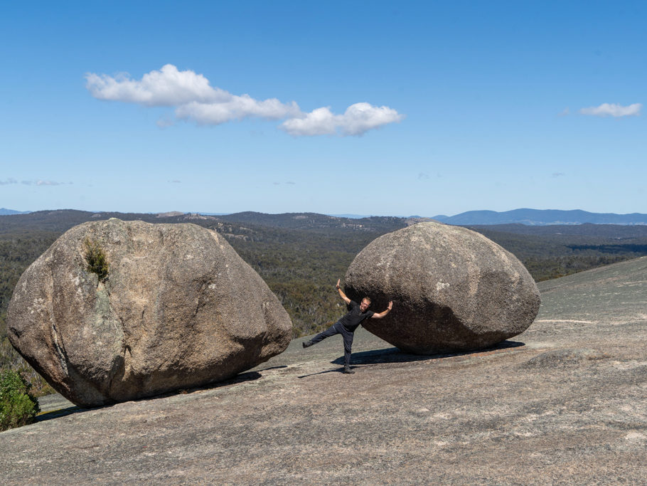 Ja macht oben auf der Kuppe des Bald Rocks seine Hampelmann-Faxen