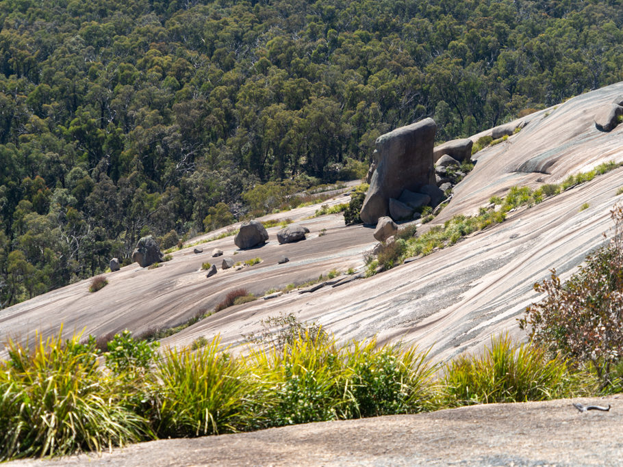 Immer wieder trägt die Erosion Gestein von der Kuppe des Bald Rocks ab