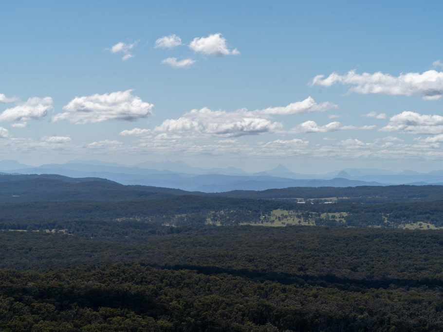 Von der Kuppe des Bald Rock sehen wir in der Ferne die Berge mit dem Mt. Lindeslay als einzelnen Zacken