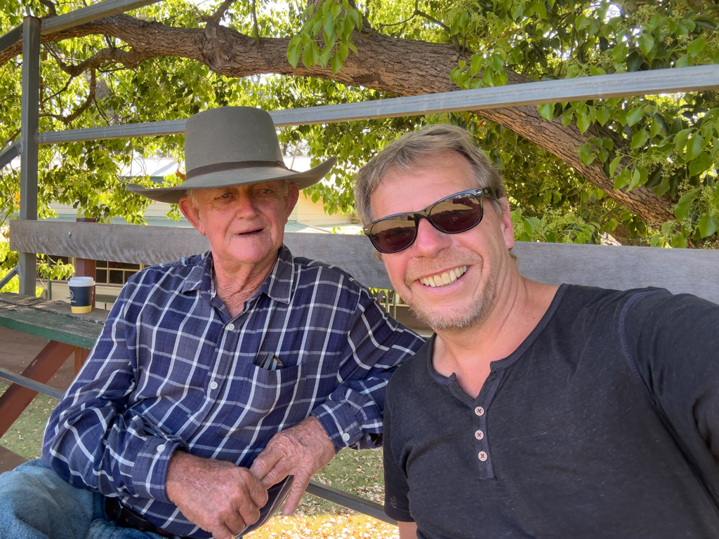 Jo mit David dem alten Cowboy auf der Tribüne am Campdraft in Proston