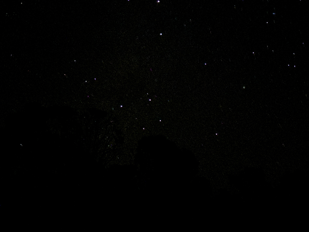 Das Kreuz des Südens mitten in der Nacht im Sternenhimmel über uns