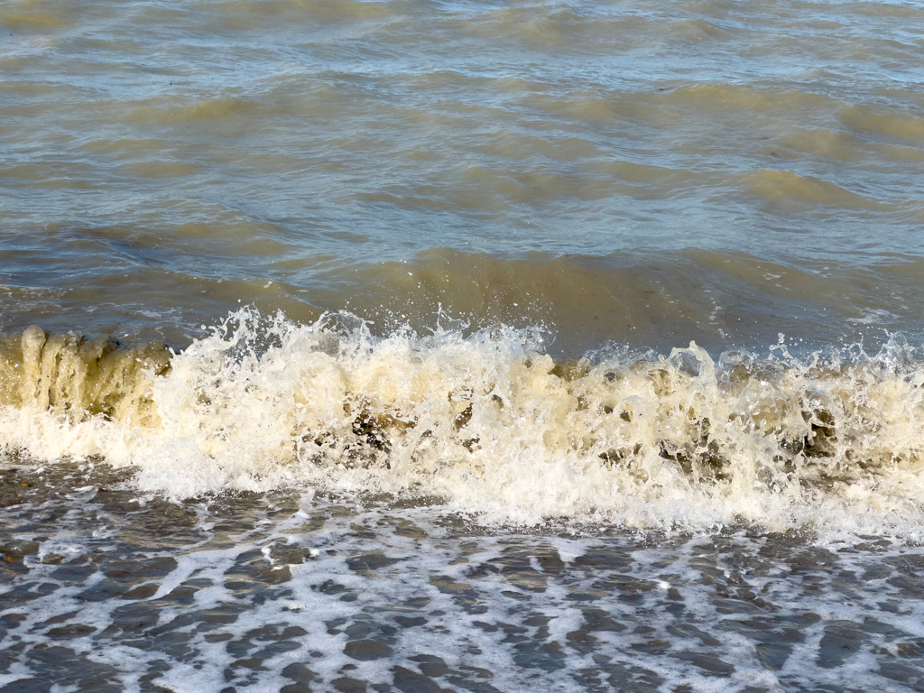 Hier, wo es viel Seegras in Strandnähe gibt, ist das Meer eher trüb als klar