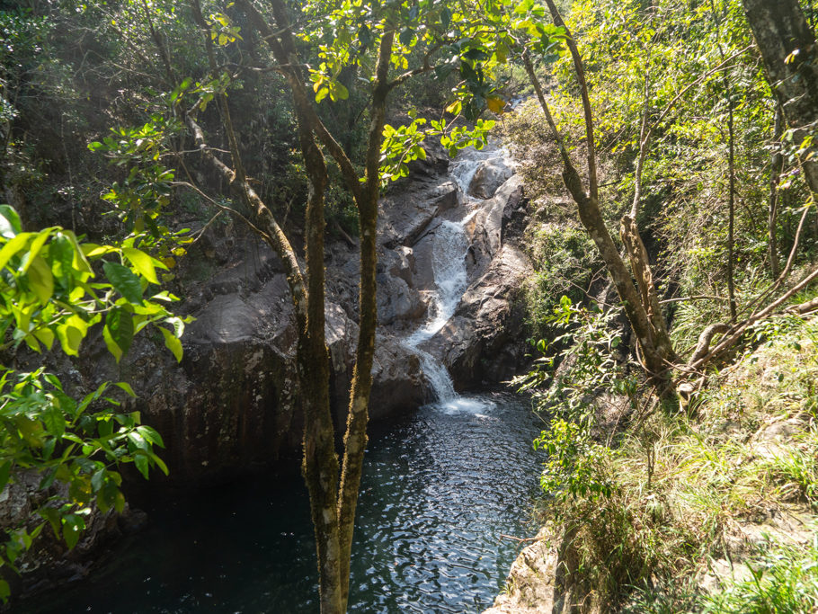In weiteren Kaskaden fliesst das Wasser in viele Pools hinab