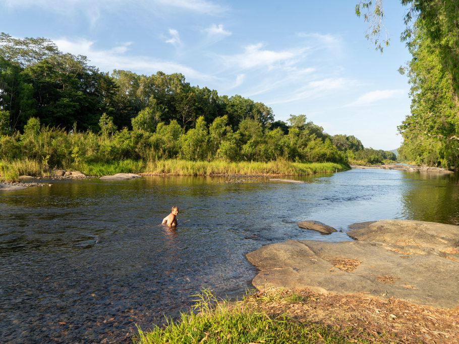 Jo nimmt am Nami ein Bad im Cattle Creek