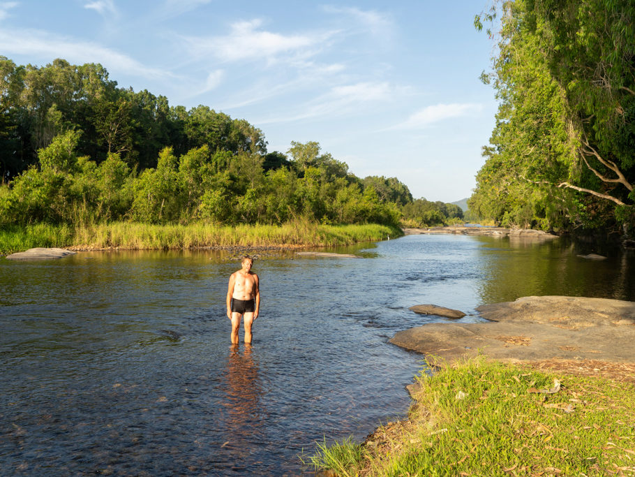 Jo nimmt am Nami ein Bad im Cattle Creek